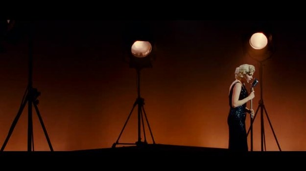 Ikona seksu i blichtru Hollywood, Marilyn Monroe (Michelle Williams) przyjeżdża do Londynu, aby wystąpić w filmie u boku Laurence'a Oliviera (Kenneth Branagh). Towarzyszy jej świeżo poślubiony mąż, dramaturg Arthur Miller (Dougray Scott), który jednak szybko wyjeżdża...