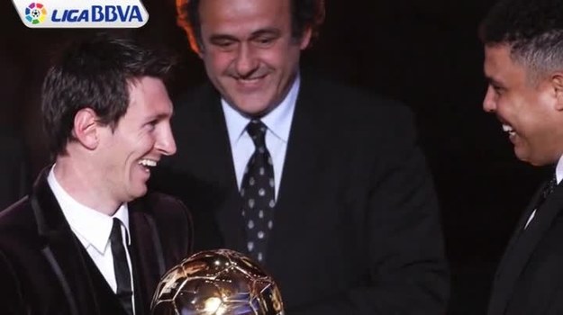 Złota Piłka FIFA 2011 trafiła w ręce Leo Messiego. Argentyńczyk dołączył tym samym do elitarnego grona graczy, którzy trzykrotnie zdobywali to trofeum. A przecież nie powiedział jeszcze ostatniego słowa... /źródło: The NewsMarket/