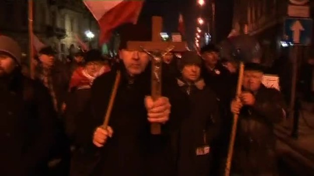 "Patriotyzm to nie faszyzm" i "Pamiętamy" - z takimi hasłami na transparentach przyszli, późnym wieczorem 12 grudnia, przed dom generała Wojciecha Jaruzelskiego na warszawskim Mokotowie, przeciwnicy decyzji o wprowadzeniu przed 30 laty stanu wojennego.