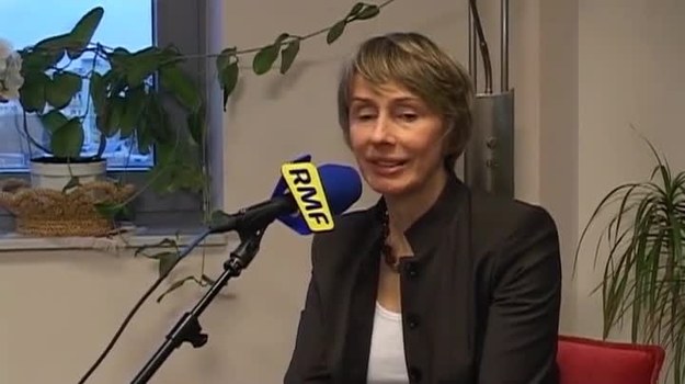 Agnieszka Romaszewska-Guzy - dziennikarka, dyrektor Biełsat TV, po wprowadzeniu stanu wojennego została internowana na pięć miesięcy. Jest córką Zofii i Zbigniewa Romaszewskich. Oboje ukrywali się w stanie wojennym. Zorganizowali też podziemne Radio Solidarność.
