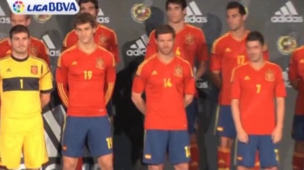 Piłkarska reprezentacja Hiszpanii ma nowe koszulki, zaprojektowane z myślą o Euro 2012. Zawodnicy wierzą, że przyniosą im one szczęście. - Jedziemy na Euro 2012 z zamiarem obrony tytułu - zapowiedział Iker Casillas. /źródło: The NewsMarket/