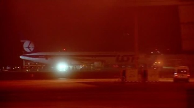 Tak podnoszono Boeinga 767, który we wtorek awaryjnie lądował na warszawskim lotnisku im. Chopina /Agencja TVN/TVN24/.