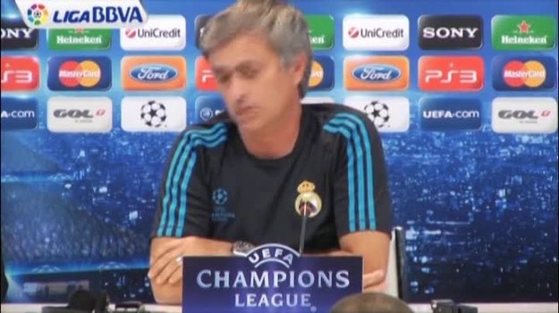 Jose Mourinho wraca na ławkę trenerską po odbyciu kary nałożonej nań przez UEFA. Podczas konferencji przed meczem Realu z Olympique Lyon, trener "Królewskich" skrytykował dziennikarzy: - Swoimi spekulacjami siejecie panikę w mojej drużynie - stwierdził. /źródło: The NewsMarket/