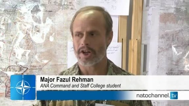 NATO Channel: Szkolenie kadr oficerskich Afgańskiej Armii Narodowej stwarza różne problemy, które w krajach zachodnich zupełnie nie istnieją. Adeptom sztuki wojskowej nie brakuje chęci i zdolności. Co jednak, gdy okazuje się, że nie są oni w stanie przeczytać podręcznika?