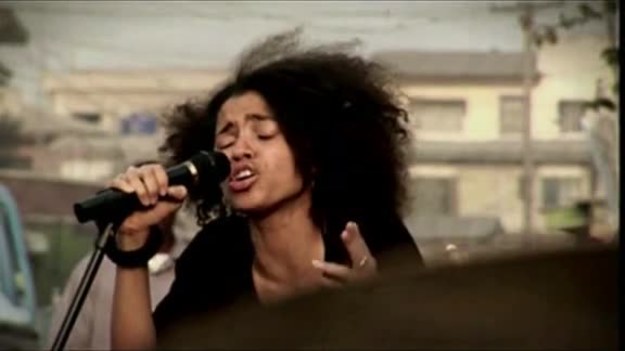 Nneka - soulowa wokalistka powraca z nowym, długo oczekiwanym albumem "Soul Is Heavy".  Znana jest z hitów "Walking" i "Heartbeat", w których umiejętnie połączyła wpływy reggae, hip-hopu z afrykańskim popem i żywymi bitami.