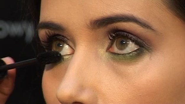 Wesoły i świeży makijaż z mocno wyeksponowanymi oczami to przepis na kolorowy look, z którego znana jest Katy Perry.