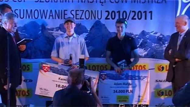 Prezes PZN-u Apolloniusz Tajner wypłacił skoczkom Adamowi Małyszowi i Kamilowi Stochowi premie za sezon 2010/2011.