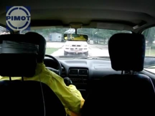 Jedną z najczęstszych przyczyn wypadków drogowych w Polsce jest zbyt duża prędkość i niedostosowanie jazdy do warunków panujących na drodze. W kolejnym pokazie przygotowanym przez Przemysłowy Instytut Motoryzacji PIMOT można zobaczyć, co się dzieje podczas zderzenia dwóch aut.
