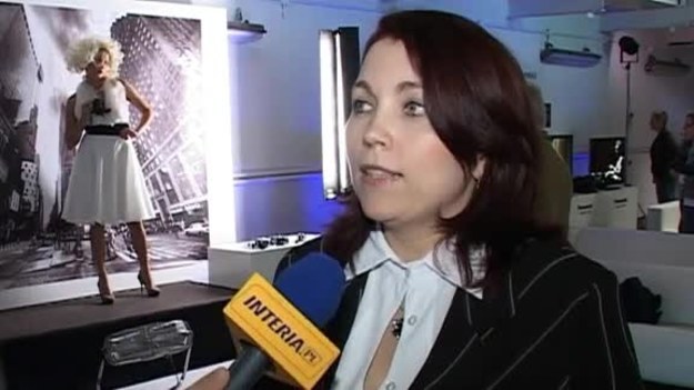 Beata Rylska, product manager  Panasonic Polska, opowiada o  nowym aparacie Lumix TZ20.