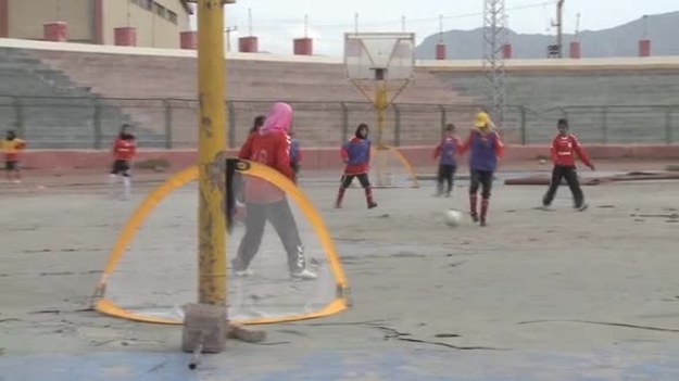 NATO Channel: W Afganistanie, gdzie wielu uważa uczestnictwo kobiet w sporcie za praktykę sprzeczną z religią, bycie sportsmenką to ryzykowna profesja. Ale zawodniczki, które tworzą żeńską  reprezentację piłkarską tego kraju, dla futbolu gotowe są na wszystko...