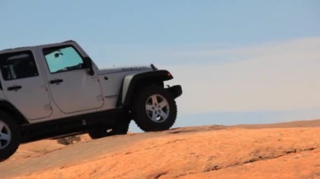 Zapraszamy na film z gór w okolicach amerykańskiego Moab. Jeździliśmy tam różnymi modelami jeepów, m.in. historycznym willisem-overland MA.