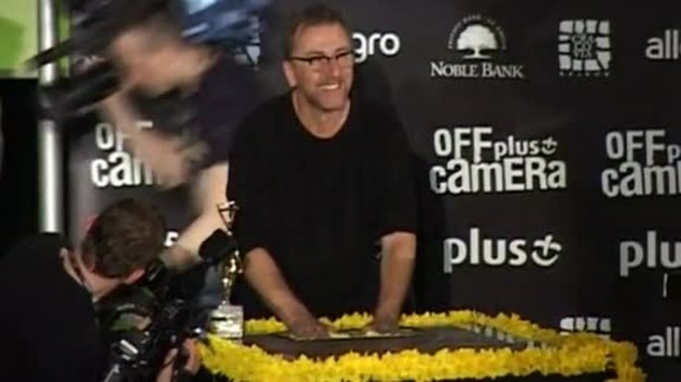 Brytyjski aktor Tim Roth otrzymał nagrodę "Pod Prąd", przyznawaną przez Międzynarodowy Festiwal Kina Niezależnego Off Plus Camera w Krakowie. Odebrał ją z rąk Jerzego Skolimowskiego.