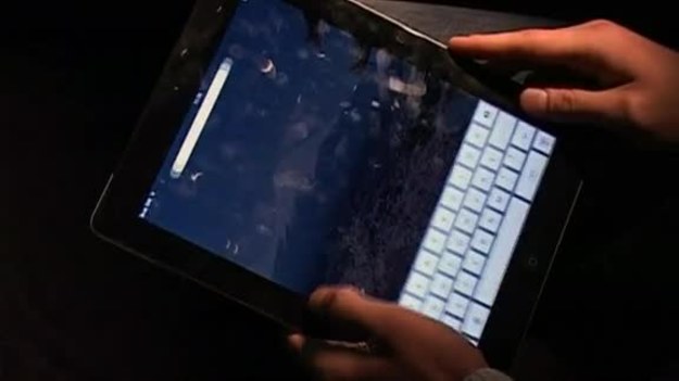 Testujemy najnowszy tablet Apple, iPad 2, i porównujemy go z jego poprzednikiem. Czy warto zatem go kupić?