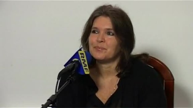 Małgorzata Szmajdzińska, żona Jerzego Szmajdzińskiego, który zginął w katastrofie smoleńskiej, mówi o swoim pierwszym telewizyjnym występie, trzy dni po wypadku.
