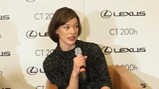 Milla Jovovich wyznaje, że chętnie przeszłaby po czerwonym dywanie w sukni od polskiego projektanta.