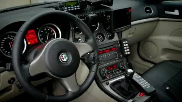 Funkcjonariusze polskiej policji wsiadają za kierownice radiowozów marki Alfa Romeo. Pod maską każdej oznakowanej "159"  znajduje się 200-konny turbodoładowany silnik 1750 TBi.