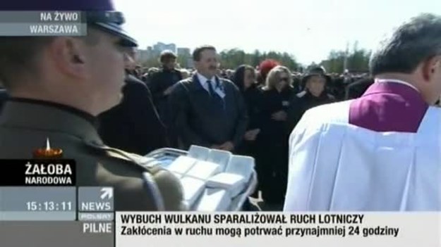 Na zakończenie mszy św. odprawianej na warszawskim placu Piłsudskiego, w intencji ofiar katastrofy prezydenckiego samolotu pod Smoleńskiem, rodziny ofiar otrzymały różańce z Watykanu, poświęcone przez Benedykta XVI.