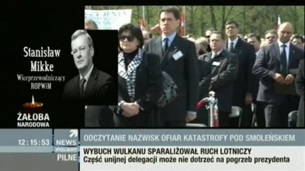 Na Placu Piłsudskiego w Warszawie, gdzie trwają uroczystości żałobne, odczytano nazwiska i krótkie biogramy 96 ofiar katastrofy pod Smoleńskiem.