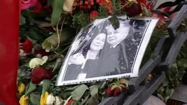 Bóg dał, Bóg wziął, to jest nasza żałoba i musimy to wykorzystać w naszym życiu prywatnym i państwowym - mówią ludzie, którzy gromadzili się przed Pałacem Prezydenckim, by oddać hołd Lechowi i Marii Kaczyńskim oraz 94 innym ofiarom tragedii pod Smoleńskiem.