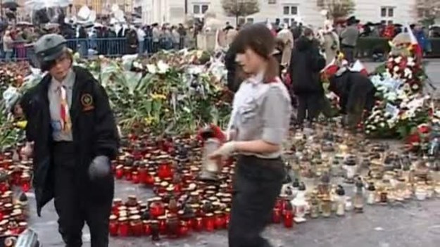 Trumny z ciałami prezydenta Lecha Kaczyńskiego i jego małżonki Marii Kaczyńskiej zostały wystawione na widok publiczny w  Sali Kolumnowej Pałacu Prezydenckiego. Hołd prezydenckiej parze będzie można oddawać do dnia uroczystości pogrzebowych.