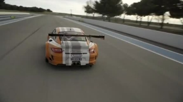 Porsche 911 GT3 R hybrid to wyczynowy samochód o napędzie hybrydowym.