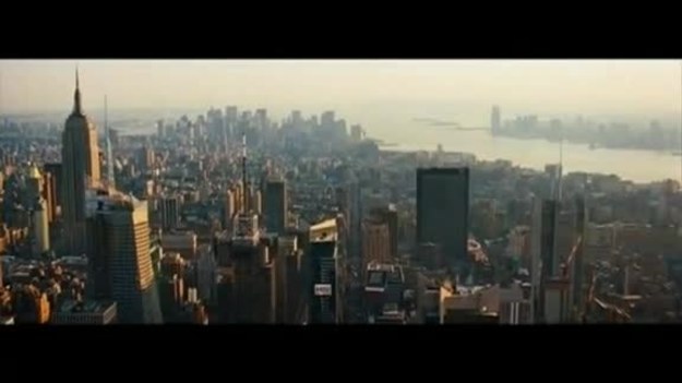 Catherine Zeta-Jones powraca na ekran w komedii romantycznej! Grana przez nią w "Nowszym modelu" Sandy jest piękną, seksowną kobietą, która wiedzie idealne życie. Jednak pewnego dnia szczęście pryska niczym bańka mydlana i zmusza ją do przeprowadzenia się do Nowego Jorku...