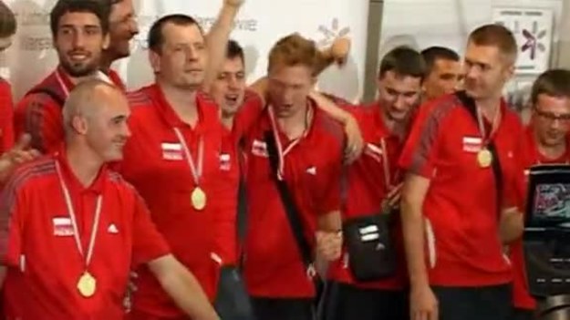 Zmęczeni, szczęśliwi i z ponad godzinnym opóźnieniem wylądowali na warszawskim Okęciu polscy siatkarze, którzy w niedzielę w Izmirze sięgnęli po złoty medal mistrzostw Europy. Na lotnisku powitało ich około tysiąca osób.