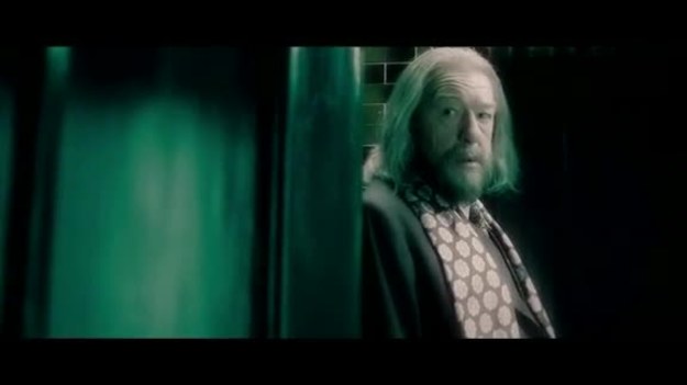 Lord Voldemort zaciska swoją złowieszczą pętlę wokół świata Mugoli i czarodziejów, a Hogwart przestaje być - jak dawniej - bezpieczną przystanią.