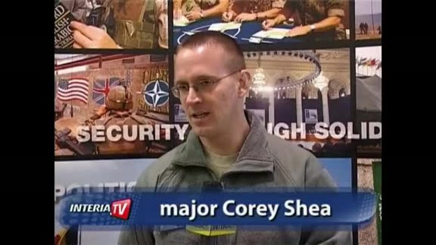 Major Corey Shea, żołnierz armii amerykańskiej, opowiada o szczytnym zadaniu, jakim jest obrona demokracji, i o wartościach obowiązujących w US Army.