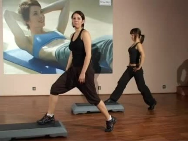 Ćwiczenia na stepie, które pomogą ci wzmocnić wszystkie partie mięśni.

