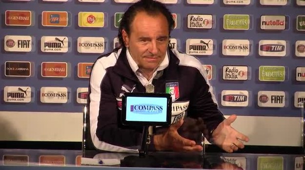 Nikt się u nas nie interesuje reprezentacją, na pierwszym miejscu są kluby - narzeka trener Włochów Cesare Prandelli.