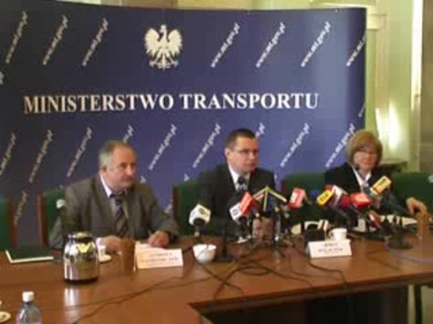 Minister transportu Jerzy Polaczek zorganizował konferencję prasową w związku z wejściem w życie 17 kwietnia br. nowelizacji Ustawy Prawo o ruchu drogowym, wprowadzającej obowiązek jazdy z włączonymi światłami mijania przez cały rok.