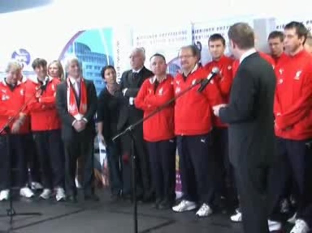 Premier Donald Tusk powitał na lotnisku Okęcie piłkarską reprezentację Polski.