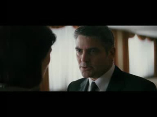 Michael Clayton (George Clooney) jest specjalistą od brudnej roboty w jednej z największych kancelarii prawniczych w Nowym Jorku.