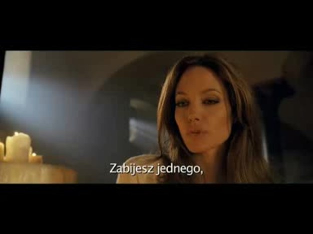 Film "Ścigani", z Angeliną Jolie i Morganem Freemanem w rolach głównych, przedstawia przemianę 25-letniego Wesa z nieudacznika w mordercę.