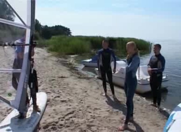 Zobacz postępy trójki laureatów konkursu INTERIA.PL. Dwóch panów i jedna pani walczyli z żaglem podczas kursu windsurfingu.