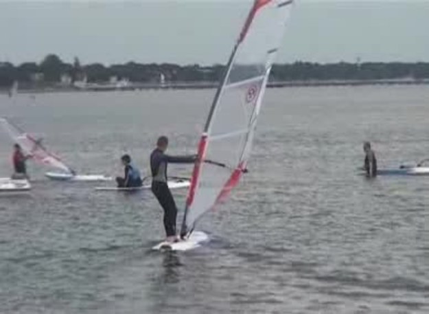 Zobacz postępy trójki laureatów konkursu INTERIA.PL. Dwóch panów i jedna pani walczyli z żaglem podczas kursu windsurfingu.