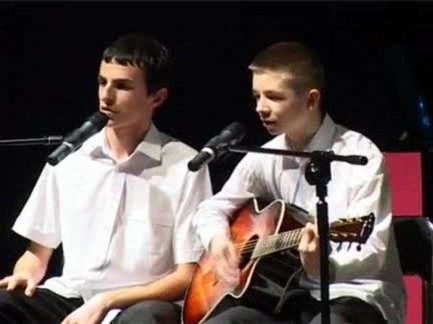 Półfinały PAKA 2009: Kabaret "C'est la vie" to bardzo młodzi chłopcy, którzy mają za sobą już pierwsze sukcesy. Tu prezentujemy ich piosenkę "Idzie uczeń".