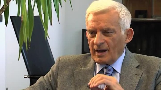 Rządy państw członkowskich mówią o wprowadzaniu cięć, a tymczasem Unia Europejska zwiększa swój budżet na przyszły rok. - Chodzi o to, by promować wzrost gospodarczy - tłumaczy Jerzy Buzek, przewodniczący Parlamentu Europejskiego.
