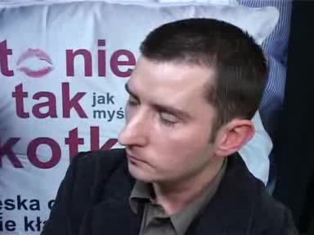Jacek Borusiński, jedna trzecia kabaretu "Mumio", zagrał na dużym ekranie w filmie pt. "To nie tak jak myślisz, kotku".