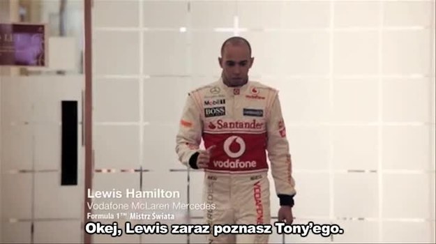 Kierowca Formuły 1 Lewis Hamilton spotyka Tony'ego Stewarta, kierowcę amerykańskiej serii NASCAR. Chyba niezbyt się lubią, ale organizują wspólne spotkanie z fanami. Zapewne będą dyskutować o wyższości F1 nad NASCAR i odwrotnie. Wkrótce dowiemy się więcej.