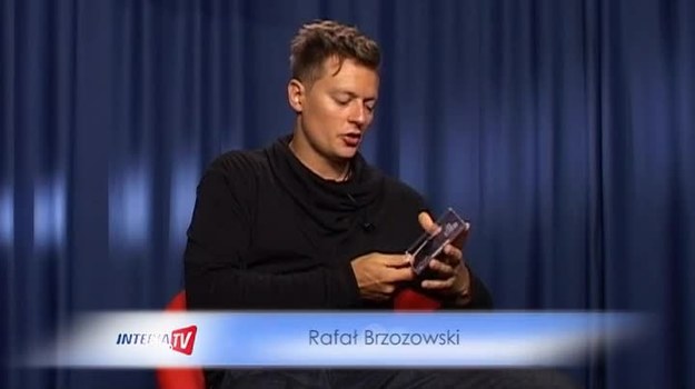 Jesienią 2011 roku Rafał Brzozowski wziął udział w programie "The Voice of Poland". Jego debiutancki album "Tak blisko" ukazał się 7 sierpnia tego roku.