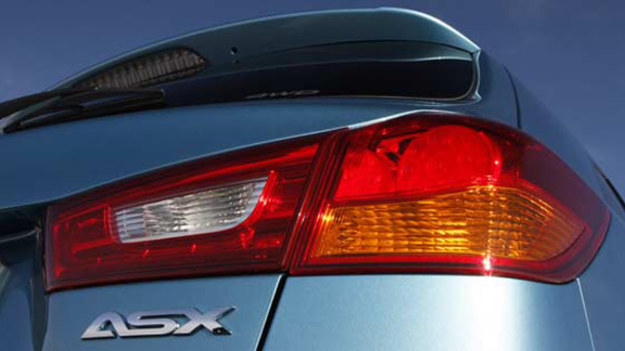 W marcu br. na salonie genewskim Mitsubishi zaprezentowało nowy model - kompaktowy crossover o nazwie ASX.  Reporter INTERIA.PL miał już sposobność jazdy tym autem, które niebawem trafi do polskich salonów sprzedaży. Zapraszamy na film.