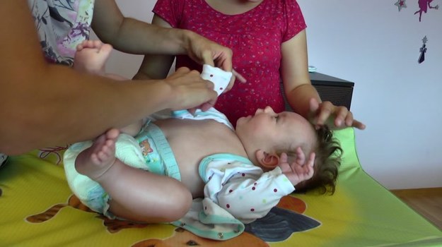 Nie wszystkie noworodki lubią być przebierane. Rodzice muszą natomiast pamiętać, by jak najmniej manewrować podczas tej czynności główką dziecka, i jak najrzadziej podnosić je z materacyka - przypomina położna Anna Przybylska.
