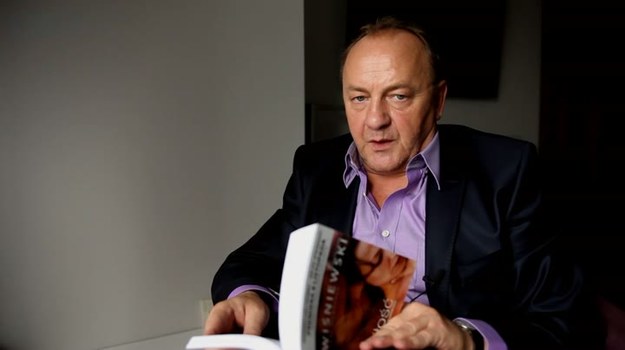 Janusz L. Wiśniewski czyta fragment swojej najnowszej powieści pt. "Miłość oraz inne dysonanse".
