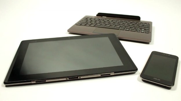 Asus Padfone to nietypowe urządzenie. W niewielkiej obudowie mieści się smartfon, tablet, a nawet 10-calowy komputer mobilny!