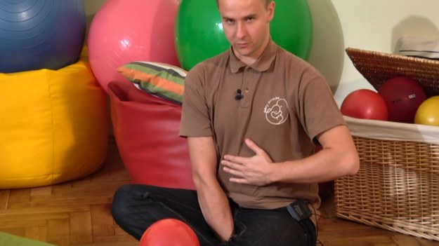 Michał Koszla, fizjoterapeuta, twórca ogólnopolskiego programu "Atrakcyjna mama", demonstruje praktyczne ćwiczenia pozwalające zadbać o mięśnie Kegla.