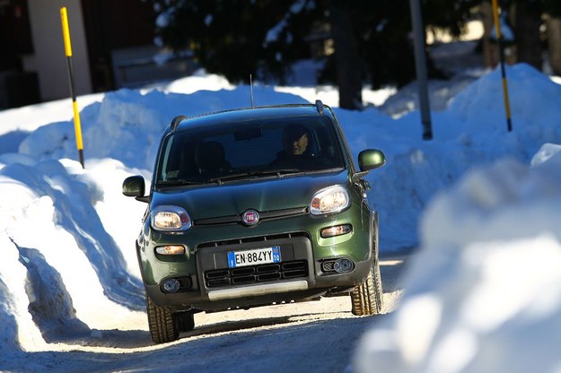 W zimie najlepiej sprawdzają się samochody z napędem wszystkich kół. Ma je w swojej ofercie np. Fiat.