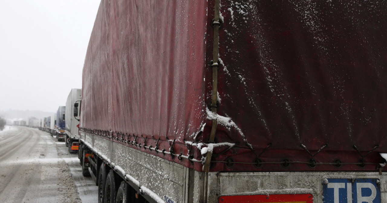 Podlaskie D Ugie Kolejki Tir W Trudne Warunki Na Drogach Wydarzenia