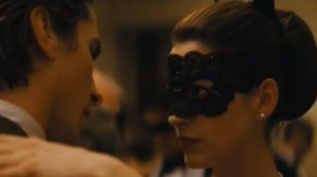 Kolejna odsłona przygód człowieka-nietoperza zrealizowana przez Christophera Nolana. W głównych rolach występują Christian Bale, Gary Oldman, Michael Caine, Morgan Freeman i Anne Hathaway.